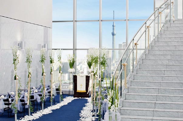 天空チャペルの階段に立つ花嫁