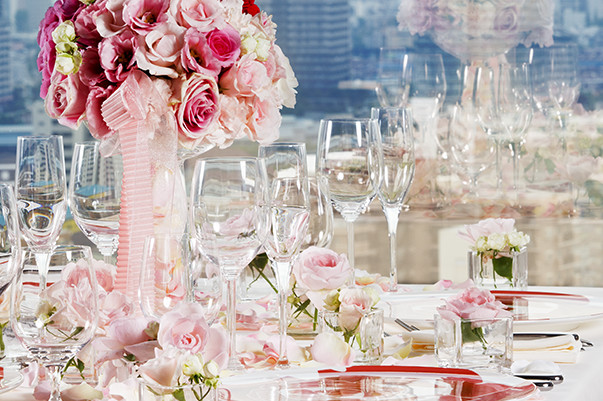 テーブルに飾り付けられているバラの花束