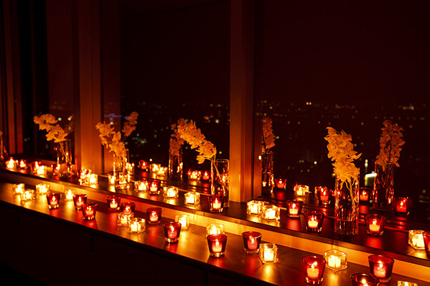 キャンドルに浮かび上がる夜の会場