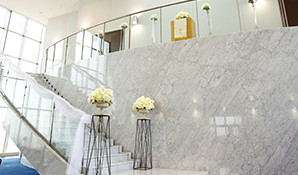 バラの花が載っているテーブル