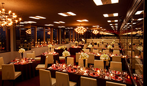 花が掛けられたドア